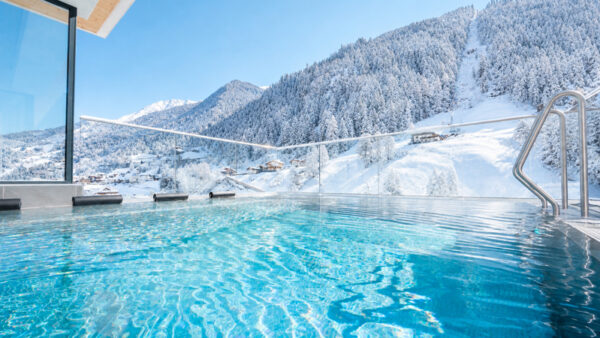 Infinity-Pool SeeMOUNT Winter