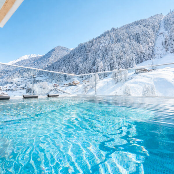 Infinity-Pool SeeMOUNT Winter
