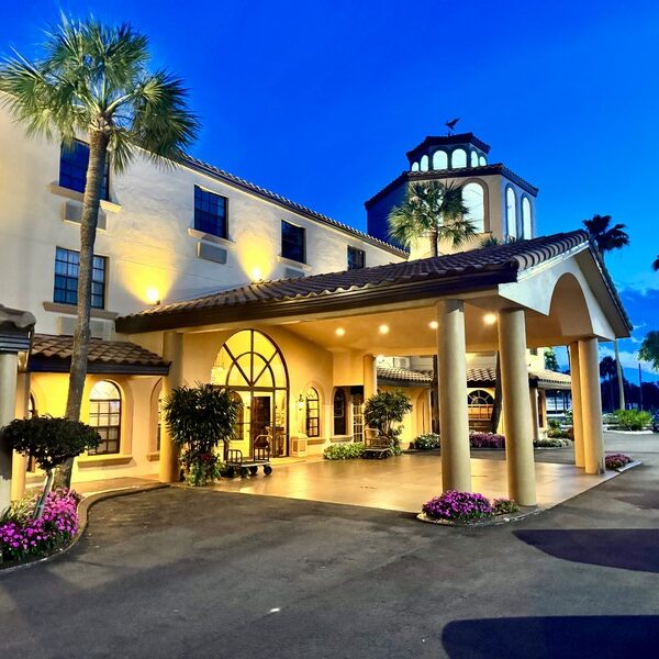 Inn_on_the_Lakes_Sebring_Hoteleingang_Abend