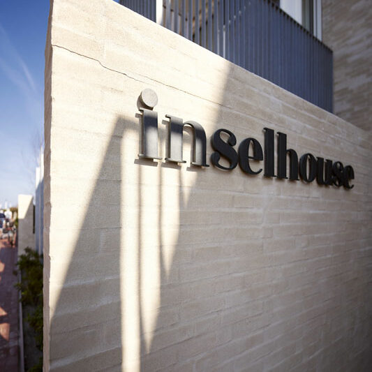 Inselhouse_eingang.Bild.InsularPR.4 INSULAR Inselhouse - Eingang