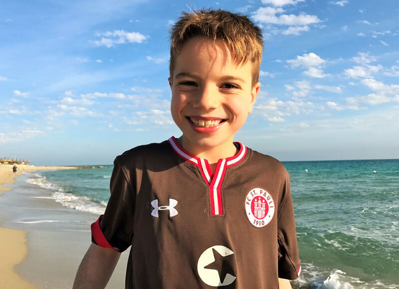 Paul (8) ist begeistert zurück aus Apulien. Er erzählt von echten Italiener, dem besten Eis der Welt, wie man Pasta macht und was so in einem Club los ist ...