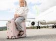 Mädchen auf dem JetKids Koffer von Stokke
