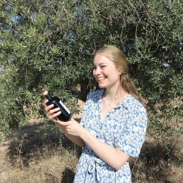 Johanna Zoern mit Olivenölflasche Johanna Zoern mit Olivenölflasche Foto: © hinterland