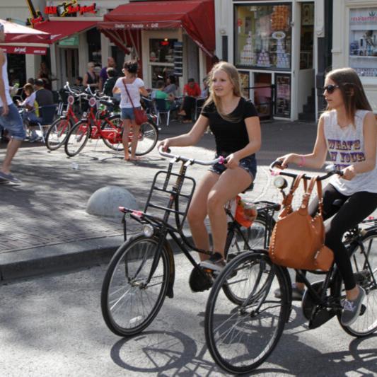 Kids_Fahrrad_Amsterdam_pixabay.com mit Hinweis "Freie kommerzielle Nutzung" Kids auf dem Fahrrad in Amsterdam