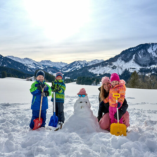 Kinder_im_Schnee.Bild.©TVB-Tannheimer-Tal-I-Anna-Meurer.1 Tannheimer Tal - Kinder im Schnee mit Schneemann Bild: Anna Meurer/Tannheimer Tal Tourismus