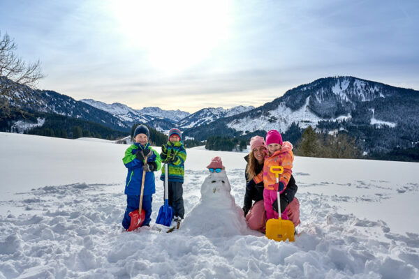Tannheimer Tal - Kinder im Schnee mit Schneemann Bild: Anna Meurer/Tannheimer Tal Tourismus