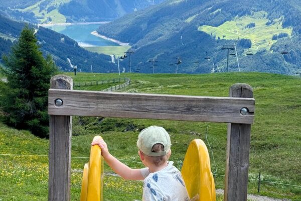 Kinderhotel_Kroeller_Rutsche_Bergpanorama