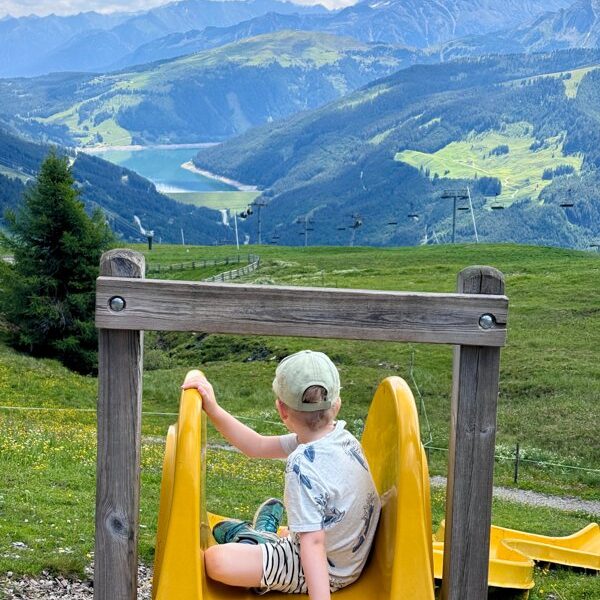 Kinderhotel_Kroeller_Rutsche_Bergpanorama