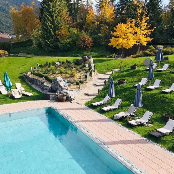 Kloserbraeu Seefeld Garten mit Pool