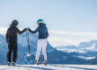 Skifahrer genießen das Bergpanorama am Kronplatz