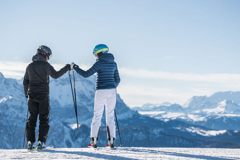 kronplatz-bergpanorama-skifahrer-dolomiten