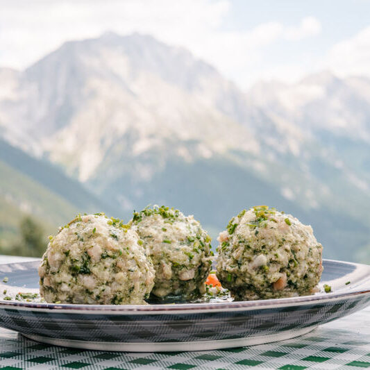 kronplatz-suedtiroler-knoedel-mit-bergkulisse kronplatz-suedtiroler-knoedel-mit-bergkulisse