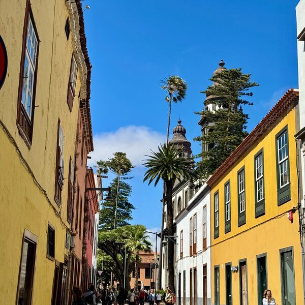La_Laguna_Teneriffa_–_Altstadtgasse_mit_Farbfassaden La_Laguna_Teneriffa_–_Altstadtgasse_mit_Farbfassaden