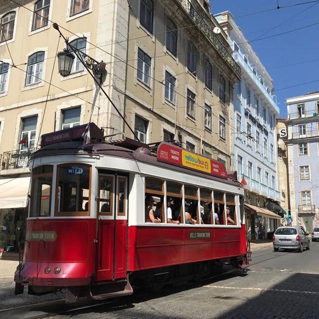 Lissabon-Strassenbahn_Alfama.Bild©S.Mueller-Hofner,-Trips4kids.de.20 Mit der Strassenbahn durch Lissabons Altstadt