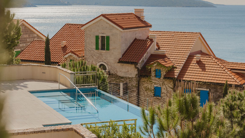 Lustica-Bay_Apartments_Pool.Bild.M.Lembke.quer Lustica Bay Montenegro - Apartments mit Pool Bild: M. Lembke