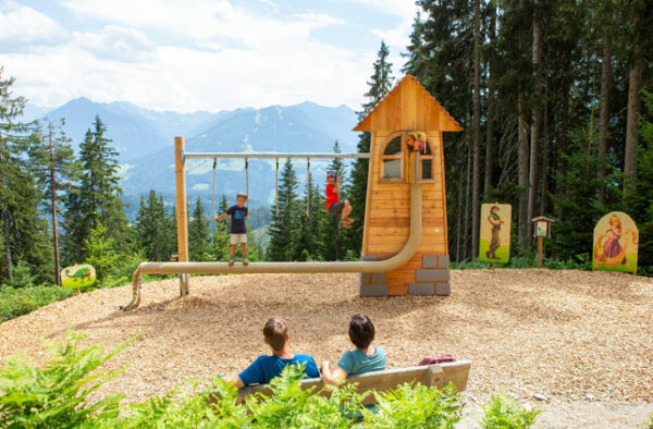 Maerchenweg_Rittisberg_Rapunzel.Bild.Rittisberg-Bergbahnen,-Hans-Peter-Steiner.2 Maerchenweg Rittisberg - Rapunzel auf dem Spielplatz