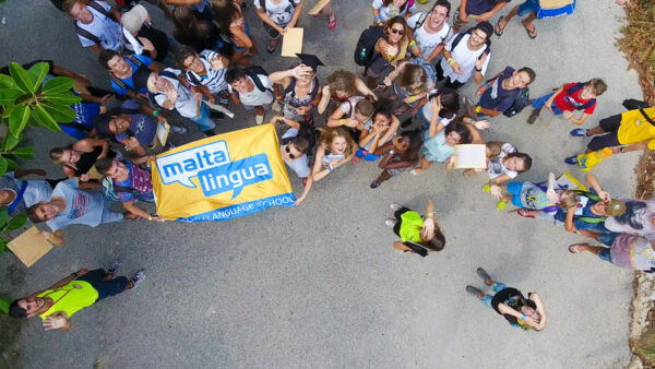 malta-lingua—Kids-mit-Banner-von-oben malta-lingua---Kids-mit-Banner-von-oben Foto: ©maltalingua