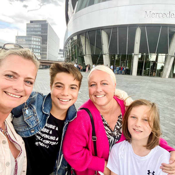 Mamas-u.-Jungs--vor-Mercedes-Museum Mamas-u.-Jungs--vor-Mercedes-Museum
