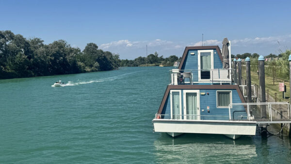 Marina_Azzurra_Hausboot.Fluss.bild.Trips4kids.de.quer Marina Azzurra - Hausboot auf dem Fluss Bild: Trips4kids.de