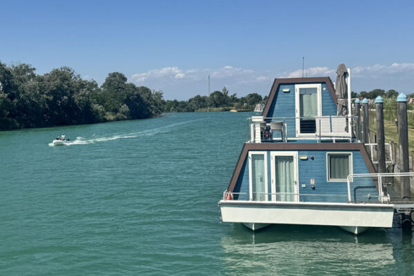 Marina_Azzurra_Hausboot.Fluss.bild.Trips4kids.de.quer Marina Azzurra - Hausboot auf dem Fluss Bild: Trips4kids.de