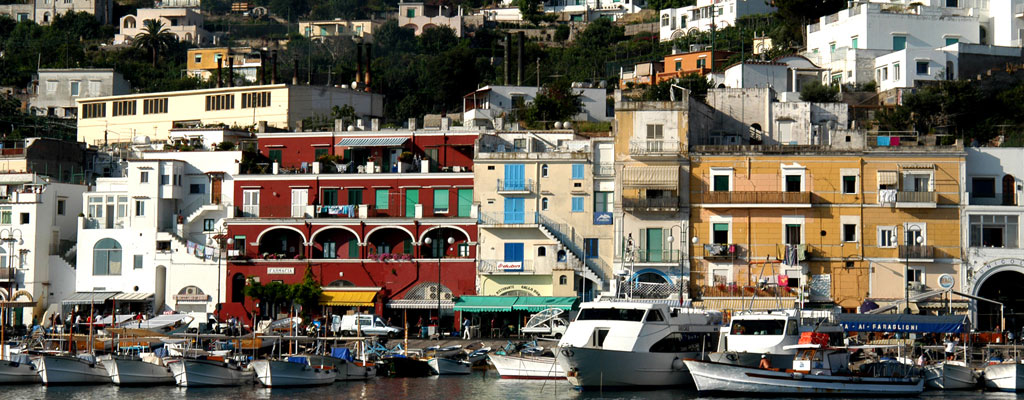 „Nach Capri mit Kindern? Oh weh, sagten unsere Freunde. Wir wollten es trotzdem ausprobieren und waren begeistert! Hier gibt es schöne und bezahlbare Hotels, in denen Familien willkommen sind. Und unseren kleinen, kuschligen Pool haben wir hier besonders geschätzt!“.