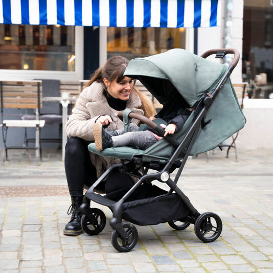 My_Pico2_MutterKind1.Bild.MyJuniorPR My Pico2 von My Junior - Mama mit Kind vor Cafe