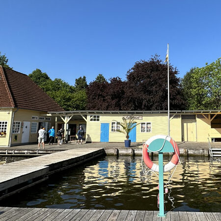 Naturbad_Falkenwiese Ansicht mit Gebaeude und Steg - Metropolregion Hamburg Bild: LTM