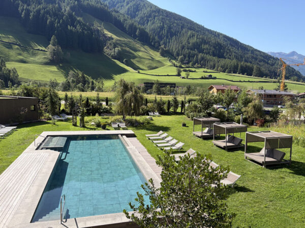 Naturhotel_Molin_Pool_Garten.Bild.Trips4kids.de.11 Naturhotel Molin Ahrntal - Pool mit Garten Bild: Trips4kids.de