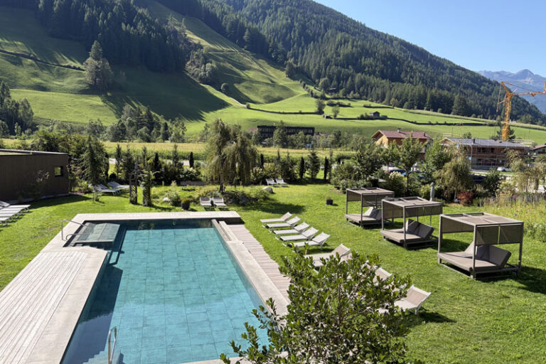 Naturhotel Molin Ahrntal - Pool mit Garten Bild: Trips4kids.de