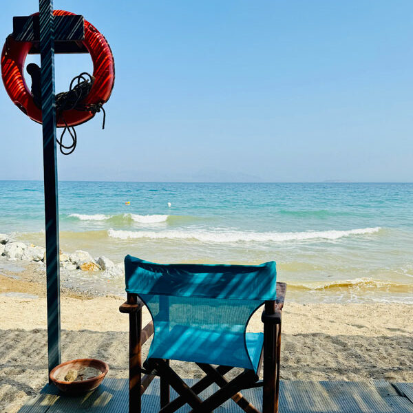 Neptune-Luxury-Resort--Beach_Stuhl-Segelschule Neptune-Luxury-Resort-Windsurfkurs- Beach-Stuhl-Segelschule Foto: © Andrea Fischer, Trips4Kids.de
