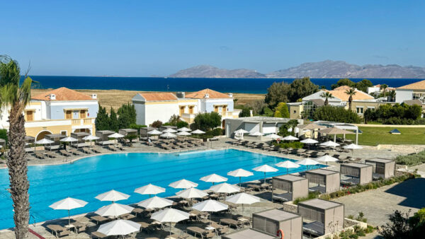 Neptune-Luxury-Resort–Blick-Sportspool-und-Meer Kos mit Kindern, Neptune-Luxury-Resort-Blick-Sportspool-und-Meer Foto: © Andrea Fischer, Trips4Kids.de