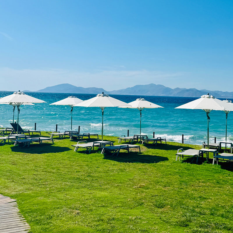 Neptune-Luxury-Resort-Liegen-Strand Kos mit Kindern, Neptune-Luxury-Resort-Liegen-Strand Foto: © Andrea Fischer, Trips4Kids.de
