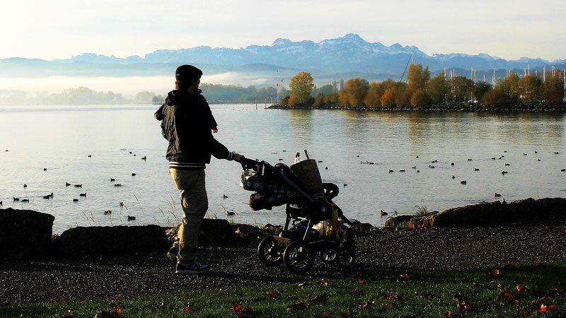 NEU-father-3144925_1920-Bild-Pixabay.com Vater am See mit Kinderwagen