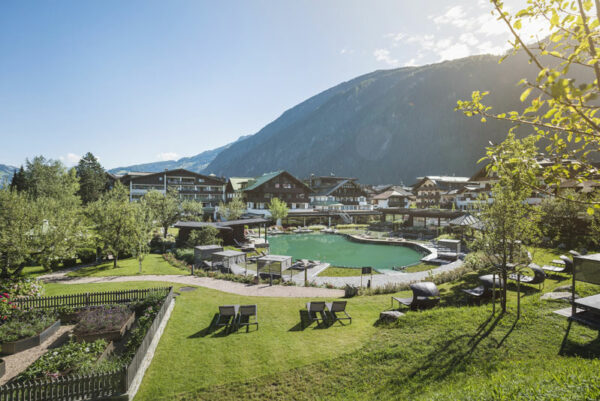 Neuhaus-Zillertal-Resort_Bick-auf-den-See-und-Romantikgarten_Copyright-Neuhaus-Zillertal-Resort.3 Neuhaus Zillertal Resort - Blick auf den Badesee und den Romantikgarten Bild: Neuhaus PR