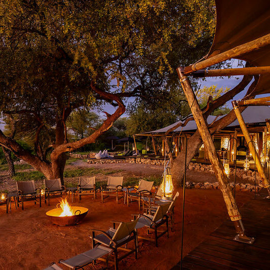 Onguma Tented Camp - Lagerfeuer Bild: Diamonde PR