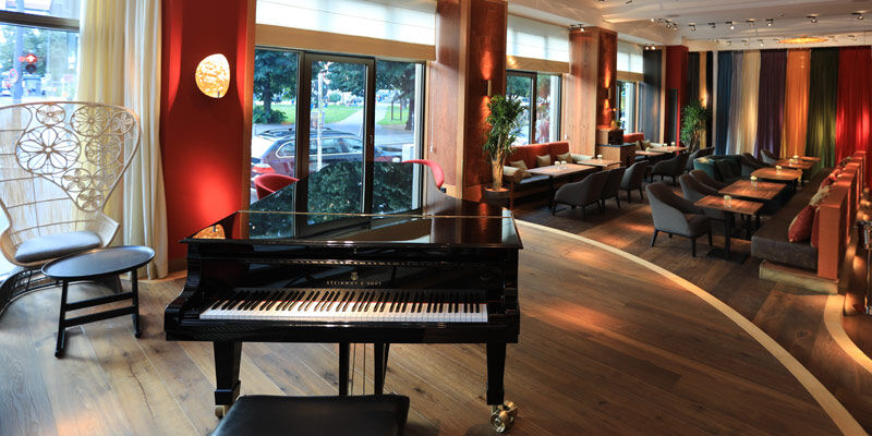 Orania.Berlin_Bühne-mit-Piano.Bild@Orania.Berlin.2