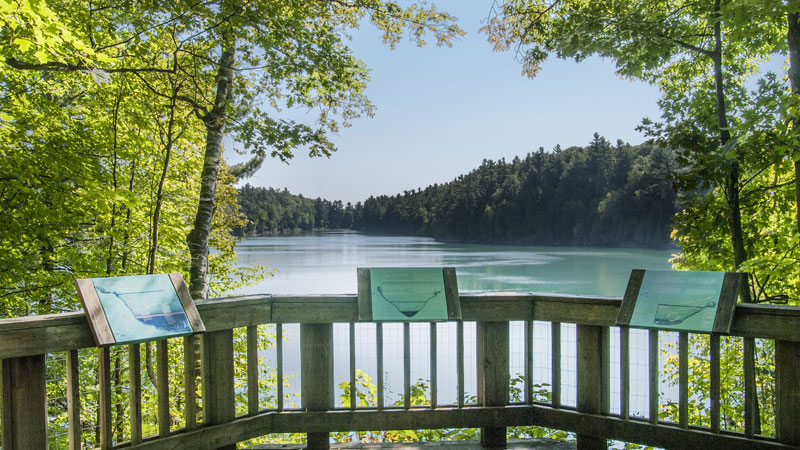 Ottawa.Gatineau-Park-Pink-Lake-trail-lookout-summer-nature.Bild.Ottawa-Tourism.quer Ottawa - Gatineau-Park-Pink-Lake-trail-lookout-summer-nature.