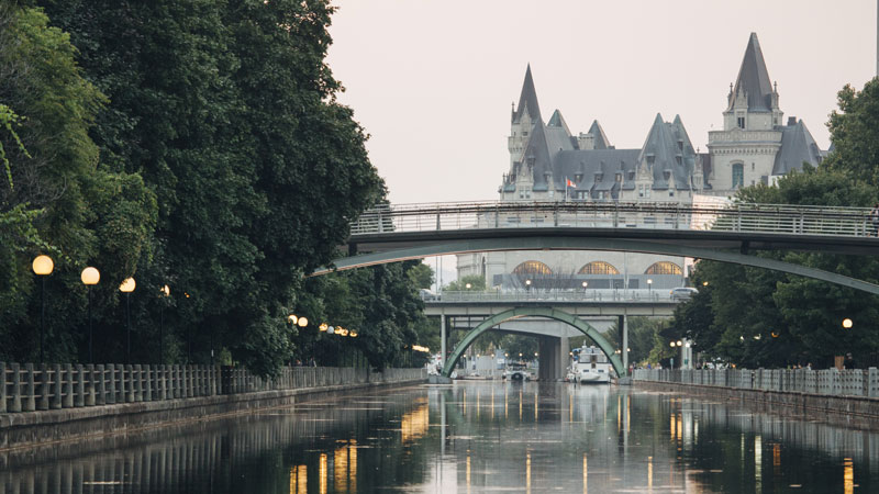 Ottawa.Rideau-Canal-Cruises-Fairmont-Château-Laurier.Bild.Ottawa-Tourism.quer Ottawa - Rideau-Canal-Cruises-Fairmont-Château-Laurier.