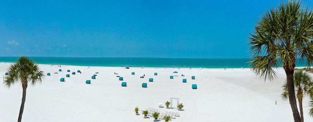 Im Outrigger Beach Resort passt alles: Die Toplage direkt am Strand vom Golf von Mexico, die coole Ausstattung der Apartments und natürlich der Preis. Dazu gibt es noch einen Pool und eine lässige Strandbar, die zum Sonnenuntergang zum