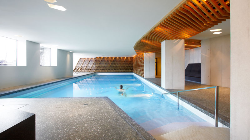 Parkhotel_Bellevue_Pool.Bild.©bellevue-parkhotel.ch.quer Bellevue Parkhotel Adelboden - Indoor Pool Bild: Bellevue Parkhotel