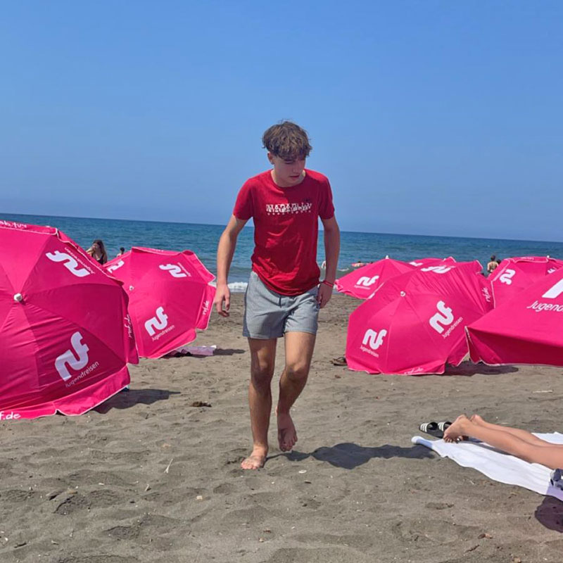 Paul-Jugendreise-ruf-Strand-Tarquinia Sonnenschirme am Beach- Friendsclub Tarquinia, ruf-Jugendreisen Foto: © Paul Fischer, Trips4Kids.de