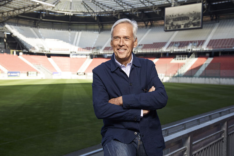 Portrait-of-Klaus-Littmann-in-Woerthersee-Stadium,-Klagenfurt,-Austria,-2019,-Photo-credit-Emmanuel-Fradin,-Courtesy-of-For-Forest Portrait von Klaus Littmann