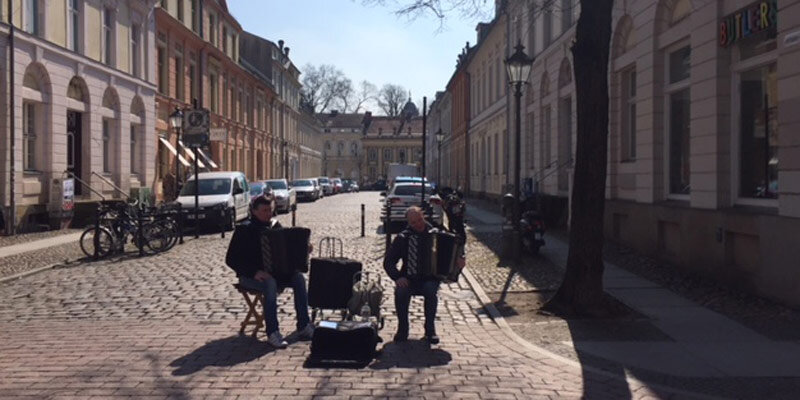 Potsdam_Strassenmusiker.Bild@SMH_Trips4kids.de.quer Potsdam_Strassenmusiker im Holländischen Viertel Bild@SMH_Trips4kids.de.quer