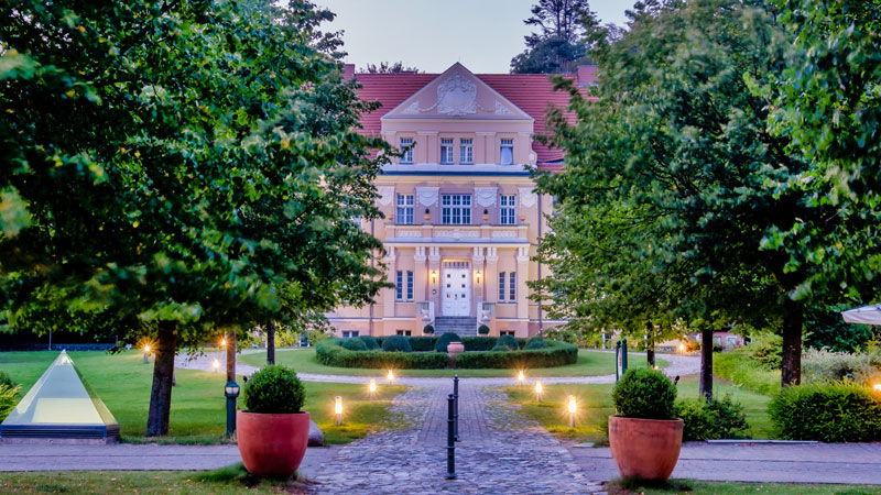 Precise-Resort-Ruegen-Auffahrt-Gutshaus Precise-Resort-Ruegen-Auffahrt-Gutshaus Foto (c) Precise Hotels