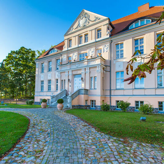 Precise-Resort-Vorfahrt-Foto--DER-RUEGENMAKLER_Neddesitz_2 Precise-Resort-Vorfahrt-Foto--DER-RUEGENMAKLER_Neddesitz_2