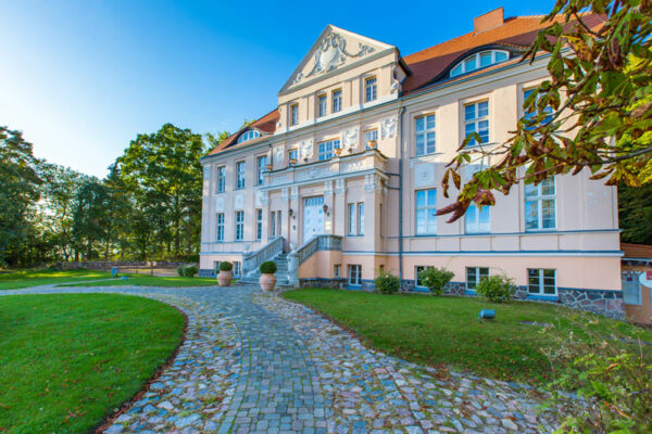 Precise-Resort-Vorfahrt-Foto–DER-RUEGENMAKLER_Neddesitz_2 Precise-Resort-Vorfahrt-Foto--DER-RUEGENMAKLER_Neddesitz_2