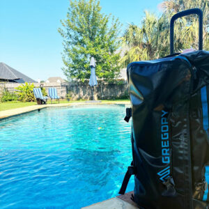 Produkttest-Duffle-Gregory Alpaca-Wheeled Duffle-Gregory-100- am Pool in Lousiana Foto: © PaulFischer Trips4Kids.de