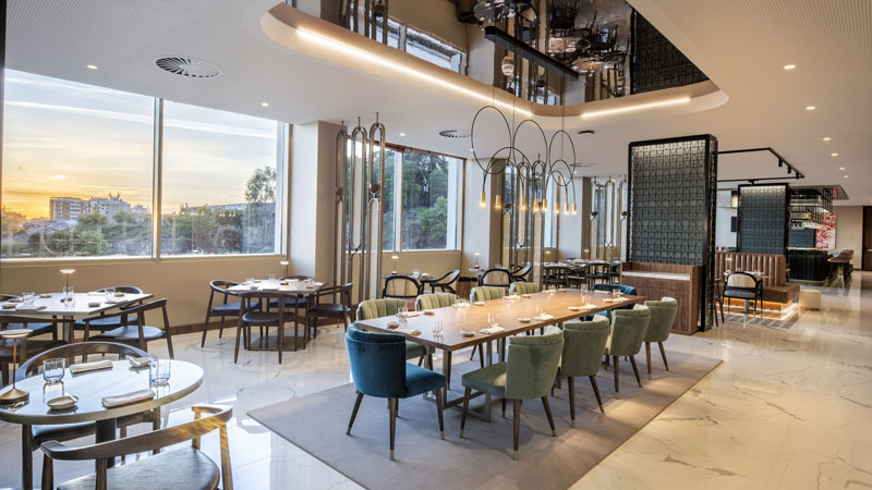 Renaissance-Porto-Lapa-Hotel-Marriott-Long-Table--Restaurant--Frederic-Sablon-© Marriott International Renaissance-Porto-Lapa-Hotel-Marriott-Long-Table--Restaurant--Frederic-Sablon-© Marriott International