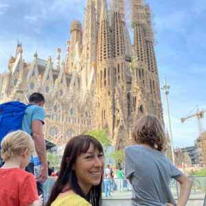 Autorin Aline vor der Sagrada Familia Autorin Aline vor der Sagrada Familia Foto: © Aline Scheuböck Trips4Kids.de