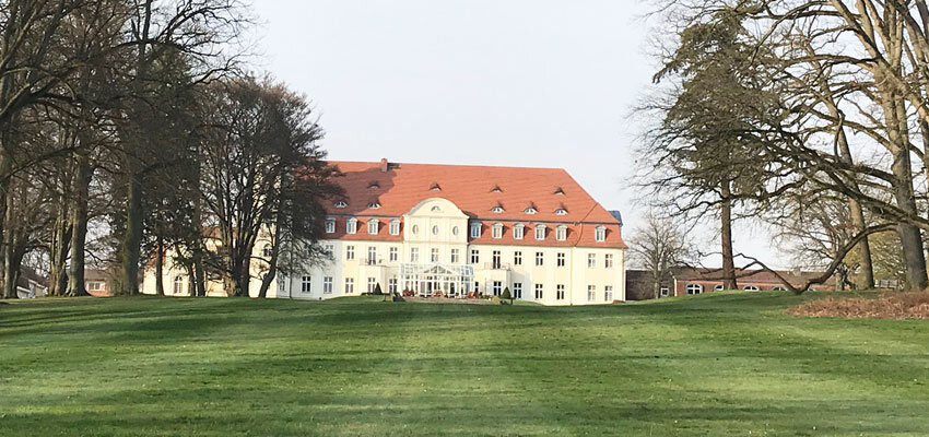 Schlosshotel-Fleesensee_Aussenansicht.Bild.T4K.quer Aussenansicht des Schlosshotels Fleesensee